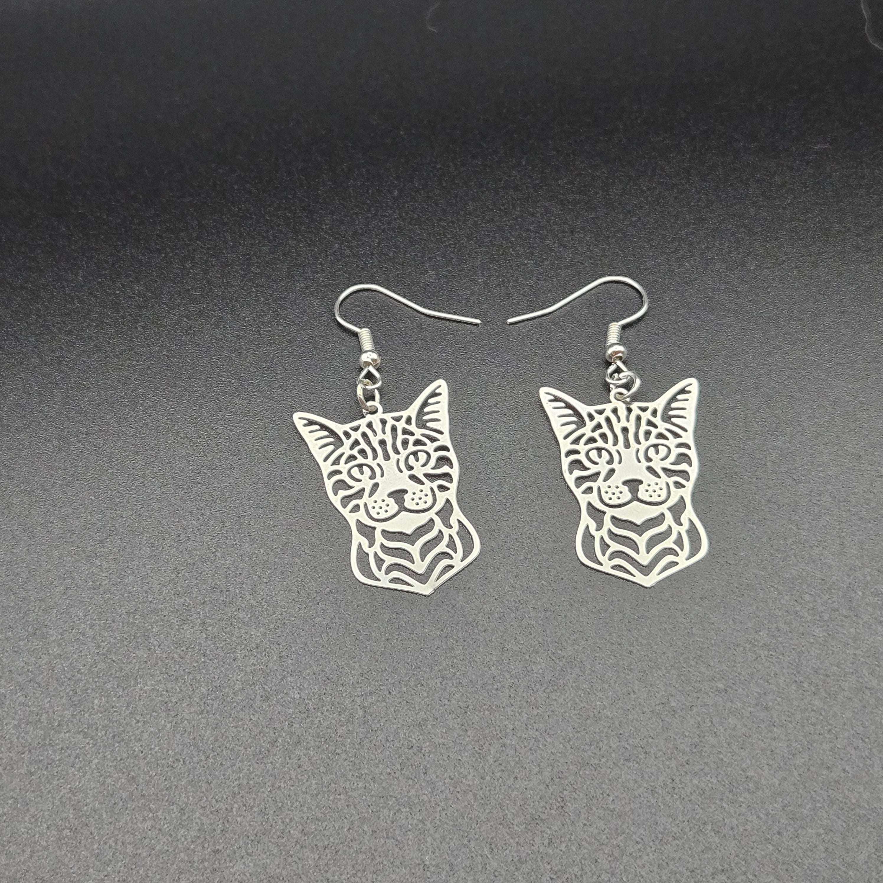 “Familiar’s Gaze” Earrings